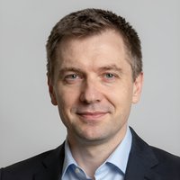 Портрет уверенного российского бизнесмена с дружелюбным взглядом на нейтральном фоне для сайта архитектурного бюро